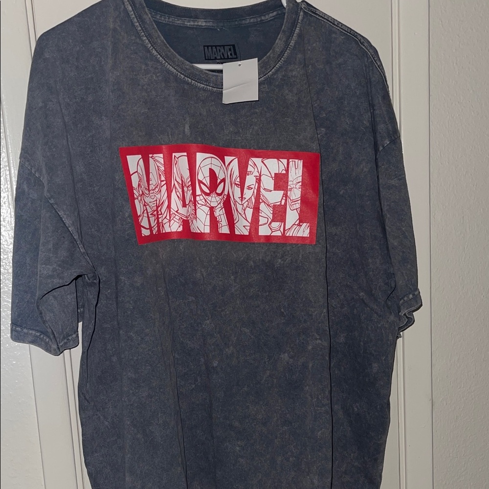 Marvel Short Sleeve Graphic Tee in Charcoal and Red